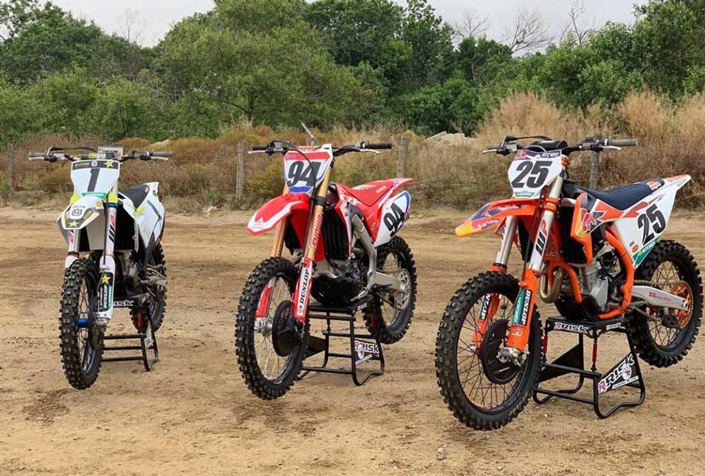 How to Lift a Dirt Bike Onto a Stand? MX Stand Options - Risk Racing