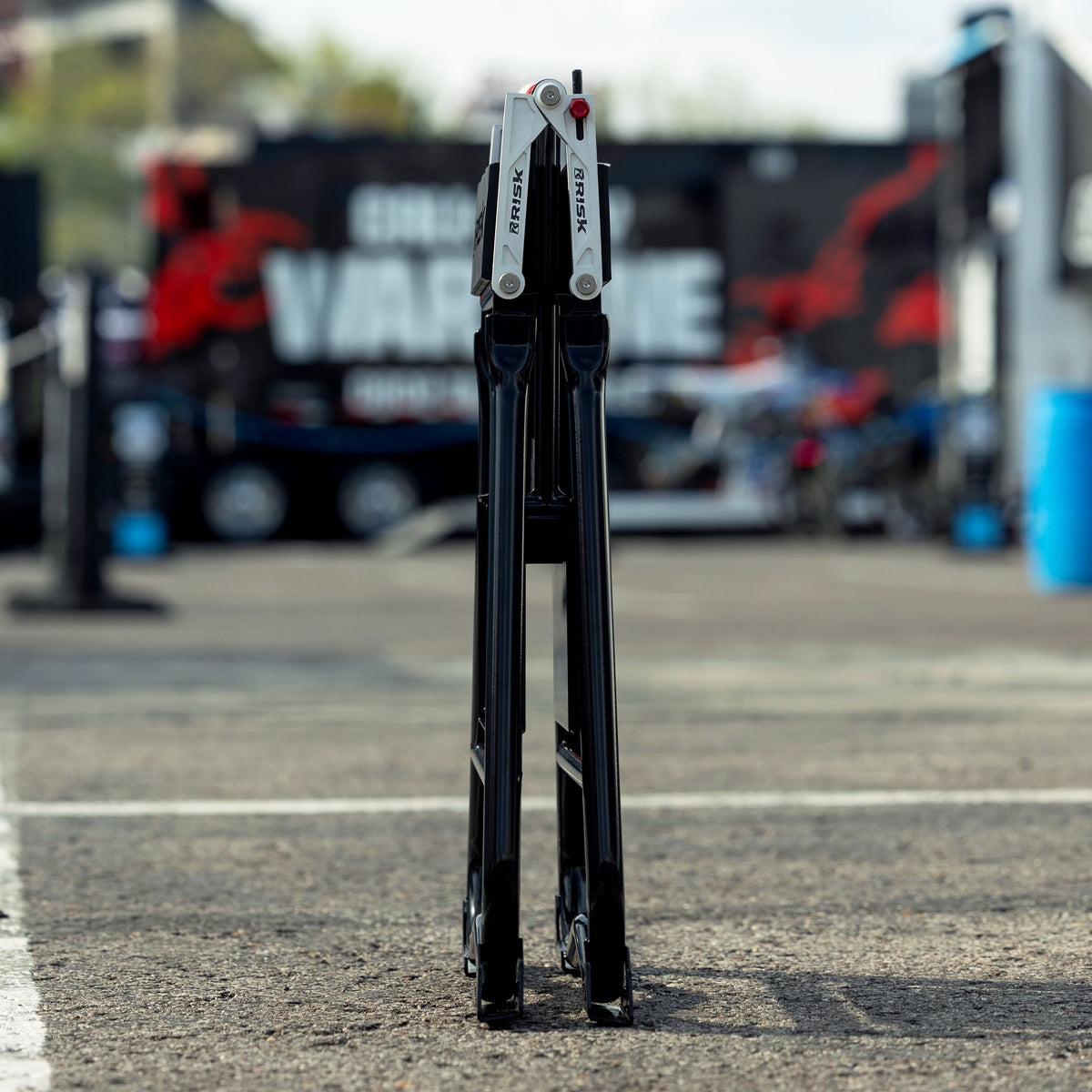 Risk Racing F.F.S. Factory Fold Stand flach zusammengeklappt in der Grube